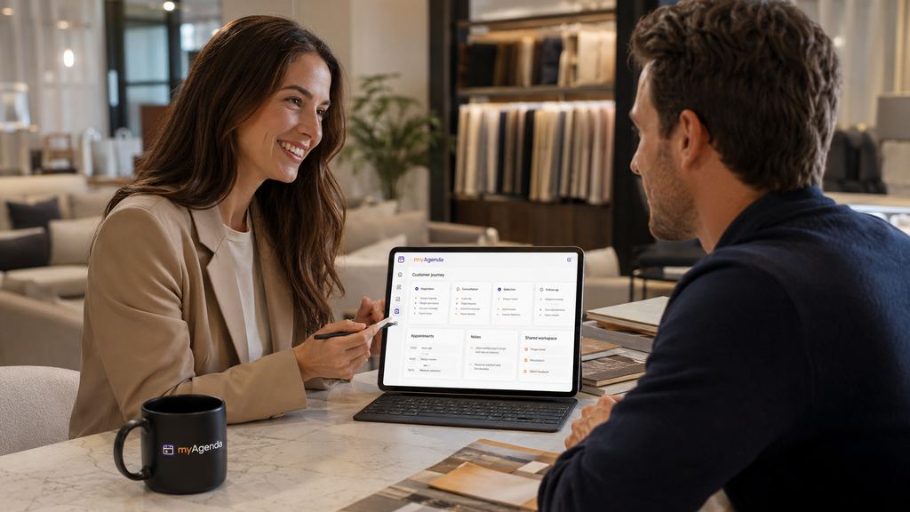 Consulente e cliente in uno showroom di arredamento osservano su un tablet il percorso cliente con le fasi della consulenza e gli appunti condivisi