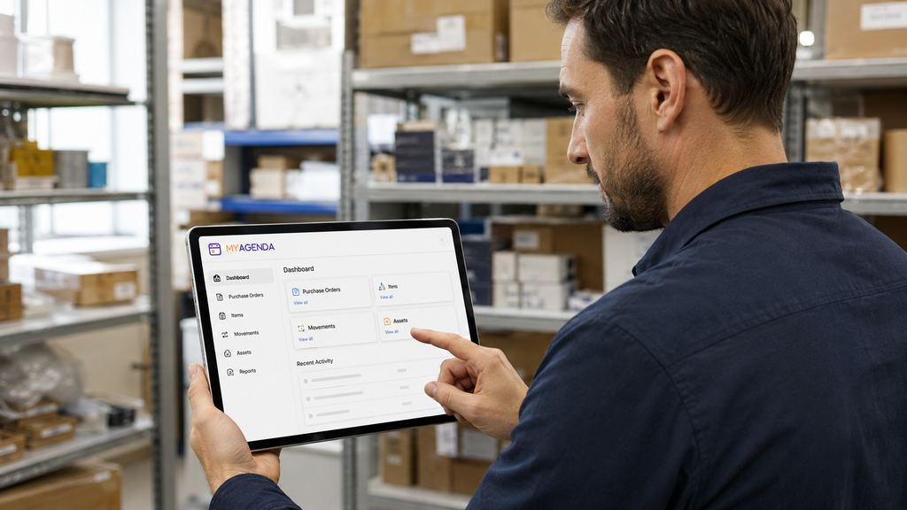 Operatore in un magazzino consulta su un tablet un cruscotto con ordini di acquisto, articoli e movimenti